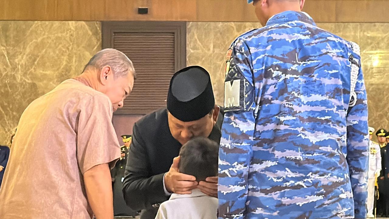Presiden Prabowo peluk cium anak prajurit TNI gugur di Lebanon