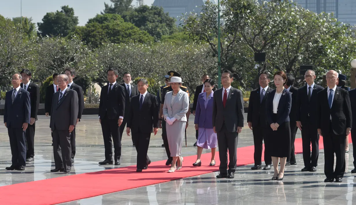 Pada momen tersebut Kaisar Jepang Naruhito dan Permaisuri Masako meletakkan karangan bunga sebagai bentuk penghormatan untuk mereka yang berjuang demi kemerdekaan Indonesia. (Republika/POOL/Edwin Putranto)