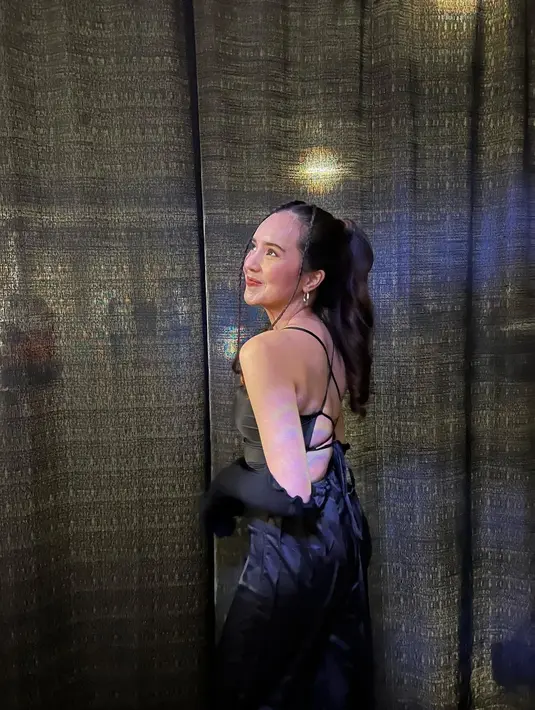 Beby Tsabina dibalut backless dress hitam yang manis. Penampilannya disempurnakan dengan gloves panjang sesiku. [Foto: Instagram/bebytsabina]