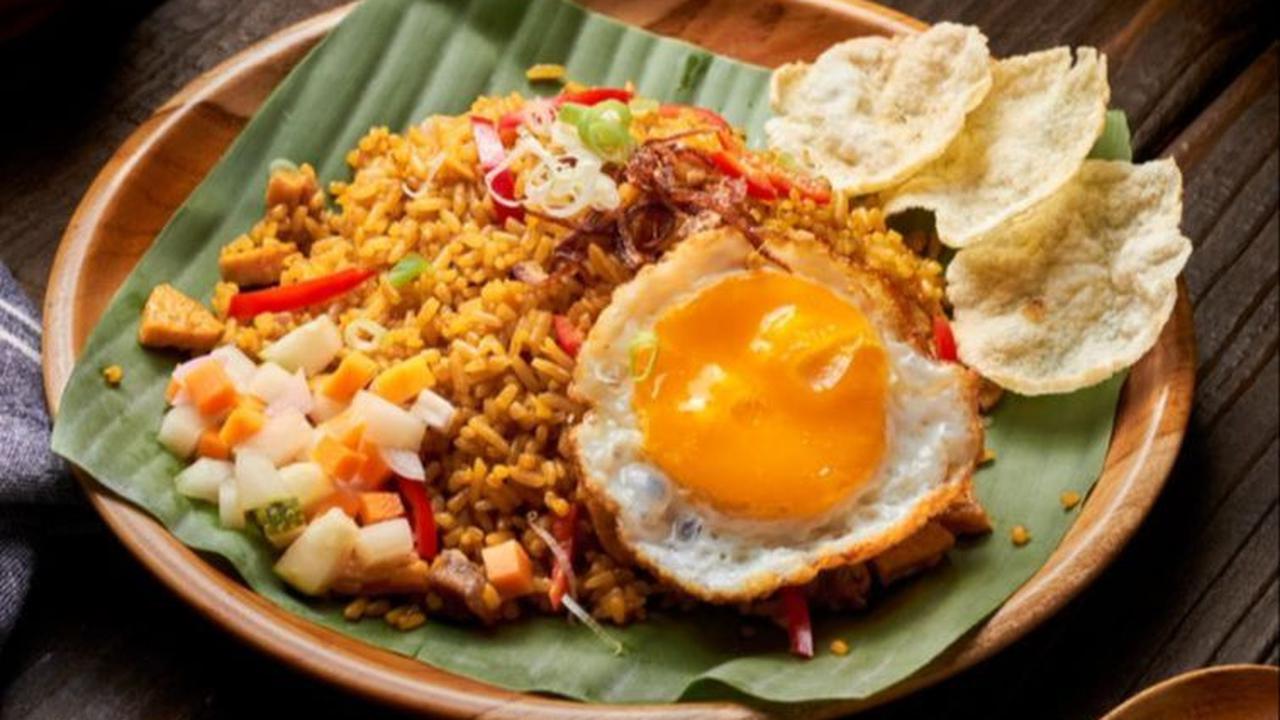 Lebih lanjut, wanita ini menjelaskan sosok si pejual nasi goreng tersebut. <br>