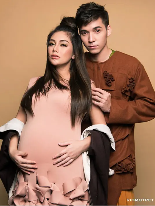 Celine Evangelista tengah hamil 26 minggu. Melihat kehamilannya istri Stefan William, banyak warganet yang bertanya-tanya soal usia kehamilannya. Ada yang juga yang menuding hamil duluan. (Instagram/celine_evangelista)