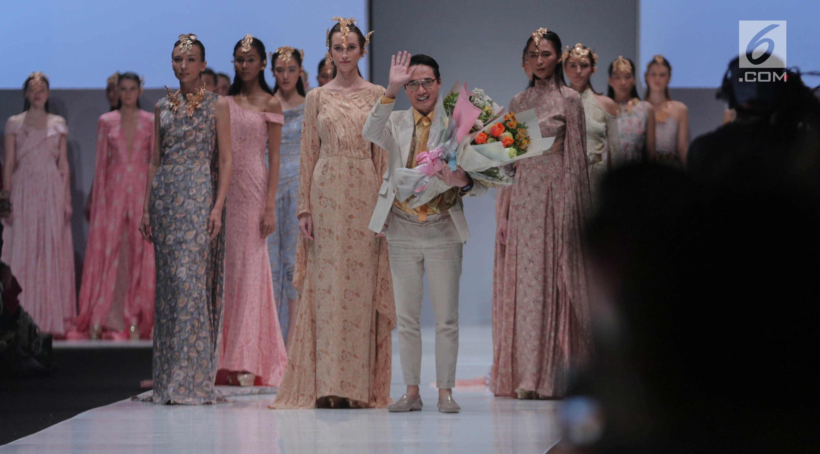 Desainer Barli Asmara bersama para model menyapa pengunjung di ajang Jakarta Fashion Week 2017 di Senayan City, Jakarta, Senin (23/10). Desainer Barli Asmara mengusung tema Jambi Kain Negeriku. (Liputan6.com/Faizal Fanani)