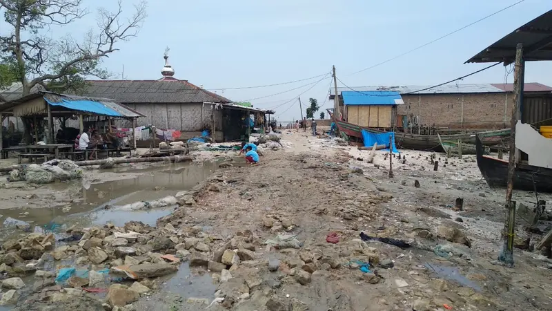 Banjir rob melanda Kota Medan, Sumatera Utara. Banjir rob ini terjadi akibat tingginya muka air (TMA) hingga 70 sentimeter yang disebabkan oleh pasang air laut sejak Selasa (5/10/2021) pukul 13.00 WIB.