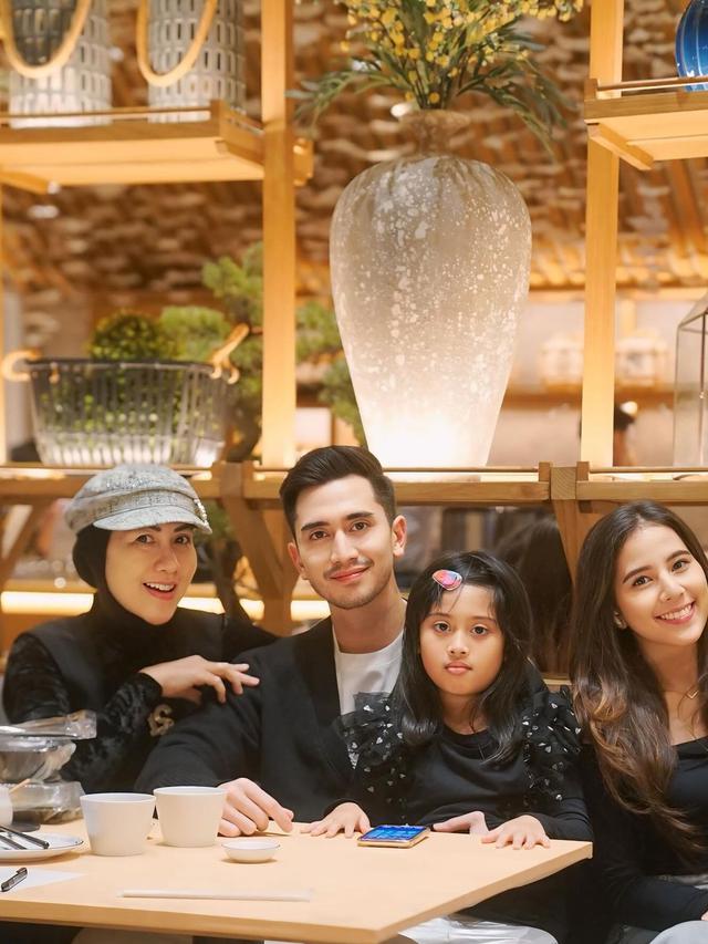 Potret Terbaru Verrell Bramasta dan Ibunda Venna Melinda, Disebut Punya Wajah yang Mirip