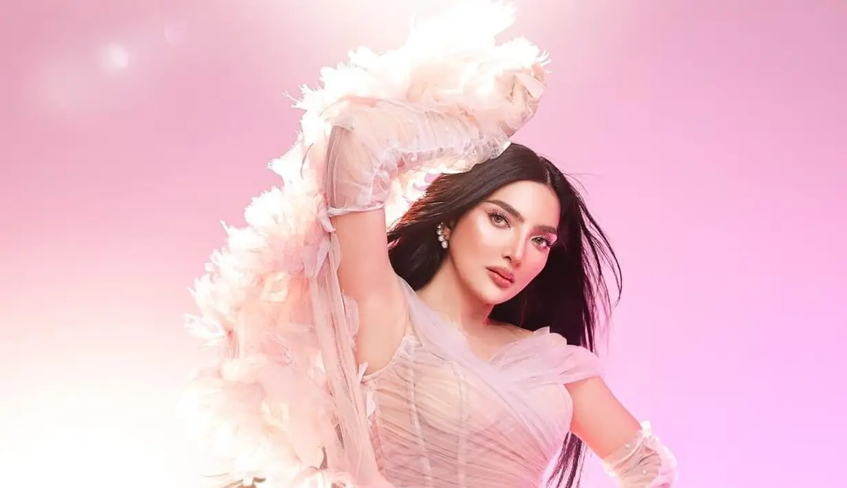 Gaun ini dilengkapi dengan tail bunga di bagian belakang dan glove tulle [@ashanty_ash]