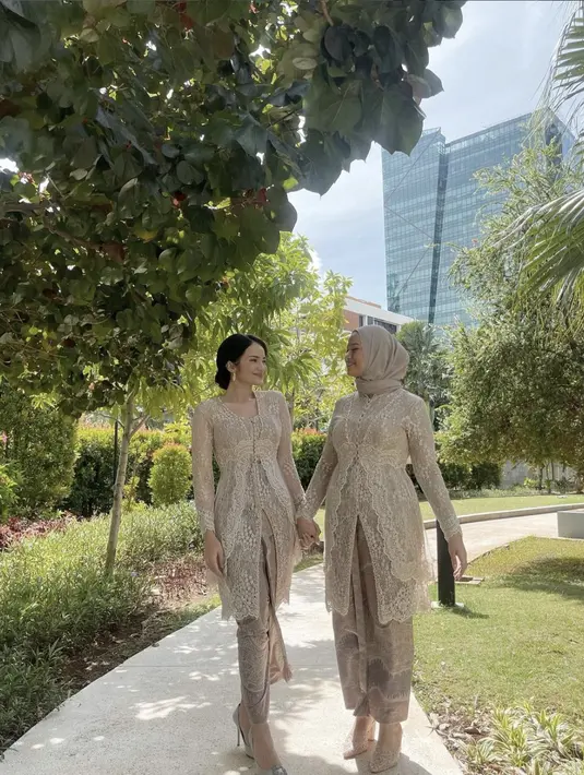 Kebaya dengan detail draperry pada bagian perut juga menambah keistimewaan yang elegan. Kesan manis membuat tampilan Enzy kian sempurna. [Foto: Instagram/ Enzy Storia]