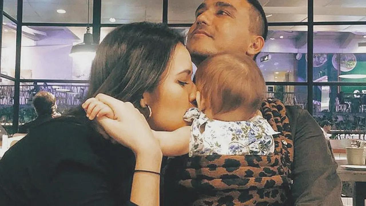 Momen Raisa dan Hamish Daud asuh Baby Zalina