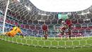 Gol bunuh diri ke-4 terjadi di laga Grup F saat Portugal menghadapi Jerman (19/6/2021). Bek Portugal asal Manchester City, Ruben Dias melakukan gol bunuh diri pada menit ke-35 yang membuat Jerman menyamakan kedudukan 1-1. Hasil akhir, Portugal kalah 2-4. (Foto: AP/Pool/Matthias Schrader)