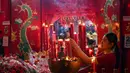 Kelenteng Hong San Koo Tee juga banyak didatangi umat Konghucu dari luar Kota Surabaya untuk menjalankan ibadah. (JUNI KRISWANTO/AFP)