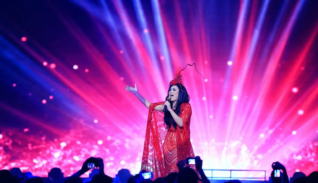 Diva pop Indonesia, Krisdayanti tampil sesuai dengan janji pada malam puncak HUT SCTV ke-26. Istri Raul Lemos itu tampil dengan busana glamor dan elegan yang disiarkan secara langsung dari Istora Senayan. (Adrian Putra/Bintang.com)