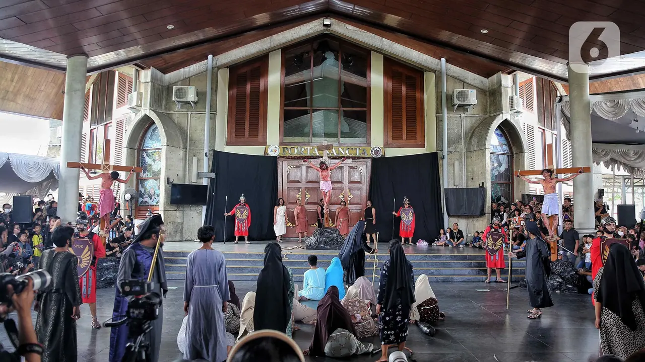 Memperingati Jumat Agung, Umat Katolik Gelar Teatrikal Tablo Jalan Salib