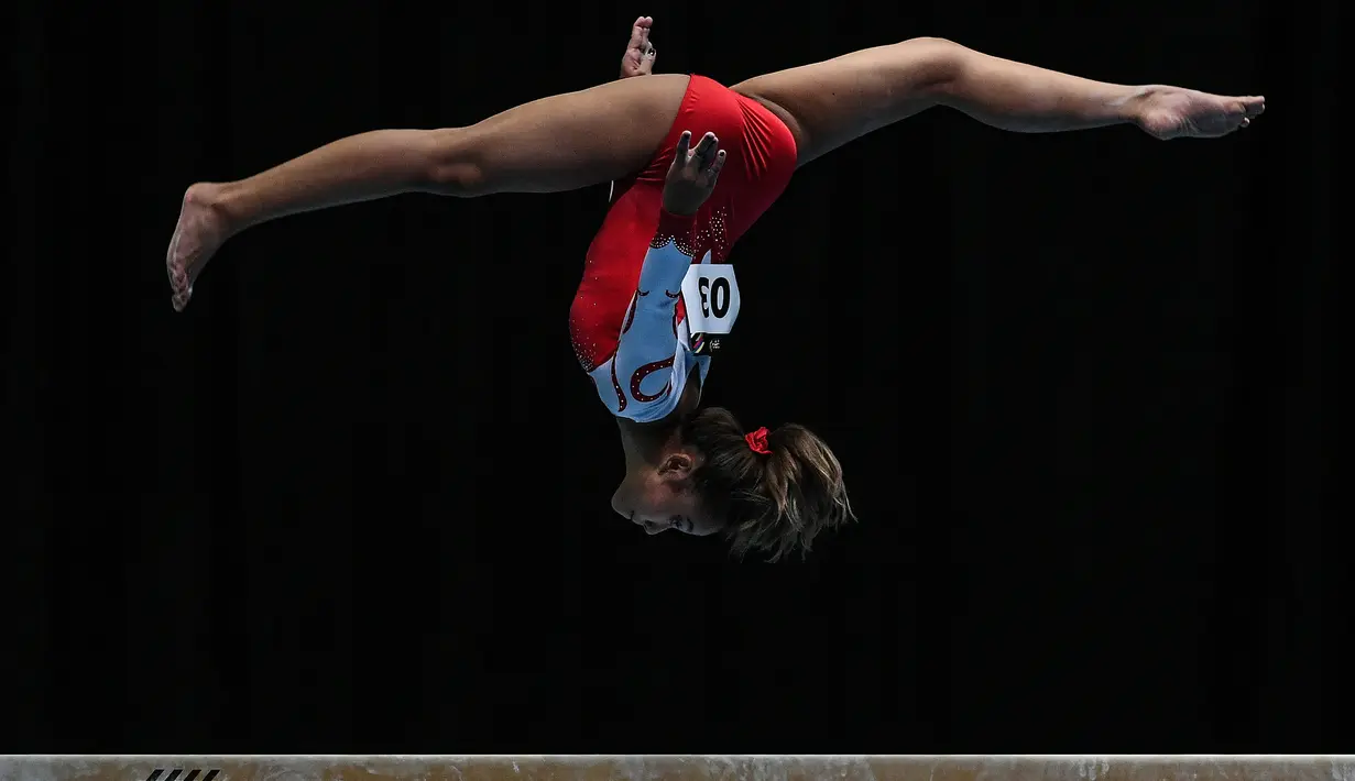 Aksi atlet Indonesia, Rifda Irfanaluthfi pada Senam Artistik SEA Games 2017 di Kuala Lumpur, (21/8/2017). (AFP/Mohd Rasfan)