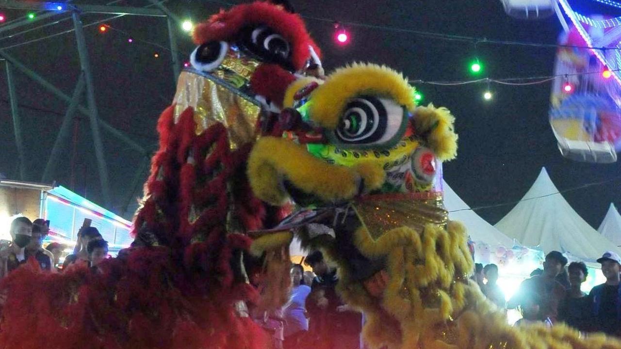 FOTO: Jelang Imlek, Atraksi Barongsai dan Liong Naga Hadir Meriahkan Pasar Malam di Jakarta