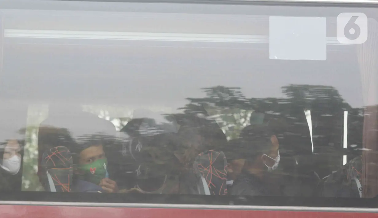 <p>Sejumlah pemudik berada di dalam bus di Simpang Cikopo, Jawa Barat, Sabtu (30/4/2022). Memasuki H-2 Hari Raya idul Fitri 1443 Hijriah terpantau masih ramai para pemudik jurusan Jawa Tegah dan Jawa Barat yang naik melalui simpang Cikopo tersebut. (Liputan6.com/Herman Zakharia</p>