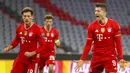 Striker Bayern Munchen, Robert Lewandowski, melakukan selebrasi usai mencetak gol ke gawang Lazio pada laga Liga Champions di Allianz Arena, Kamis (18/3/2021). Bayern Munchen menang dengan skor 2-1. (AP Photo/Matthias Schrader)