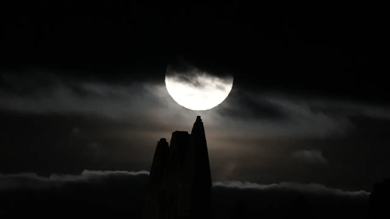 Memandangi Bulan Purnama Harvest Moon di Langit Inggris