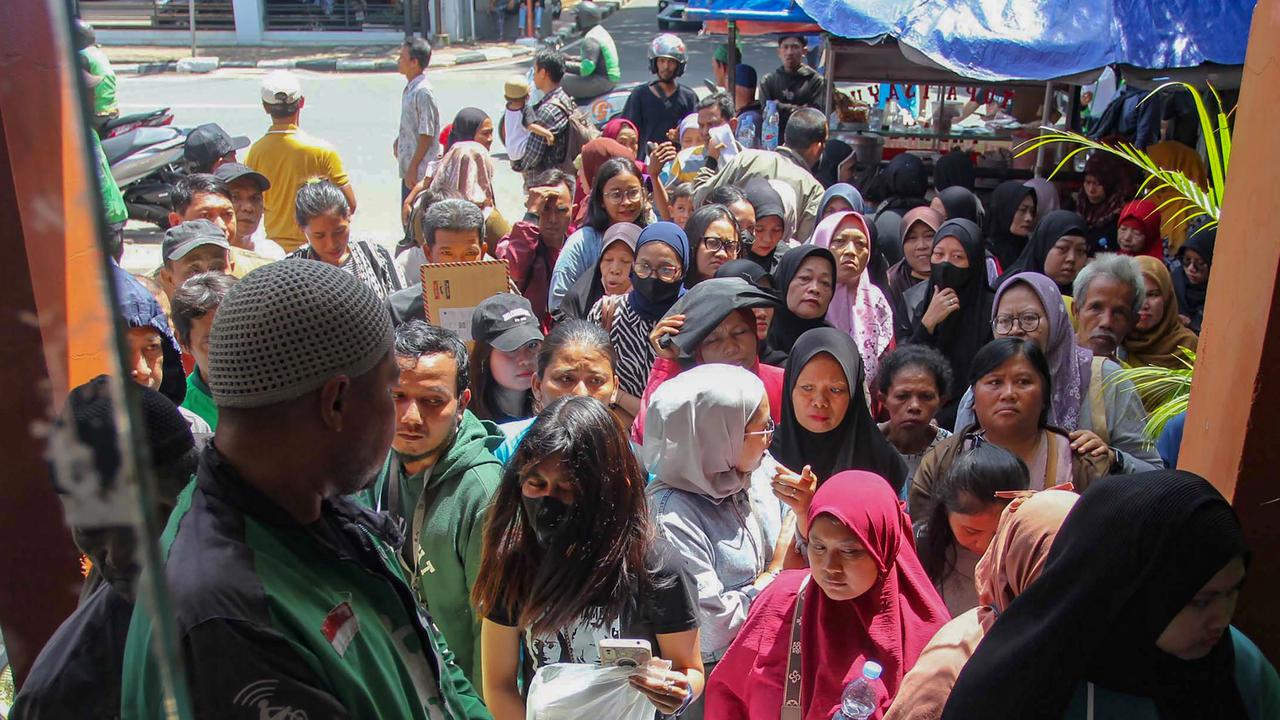 FOTO: Warga Antre Memadati Kantor Pos untuk Mengambil BLT Kesra 2025