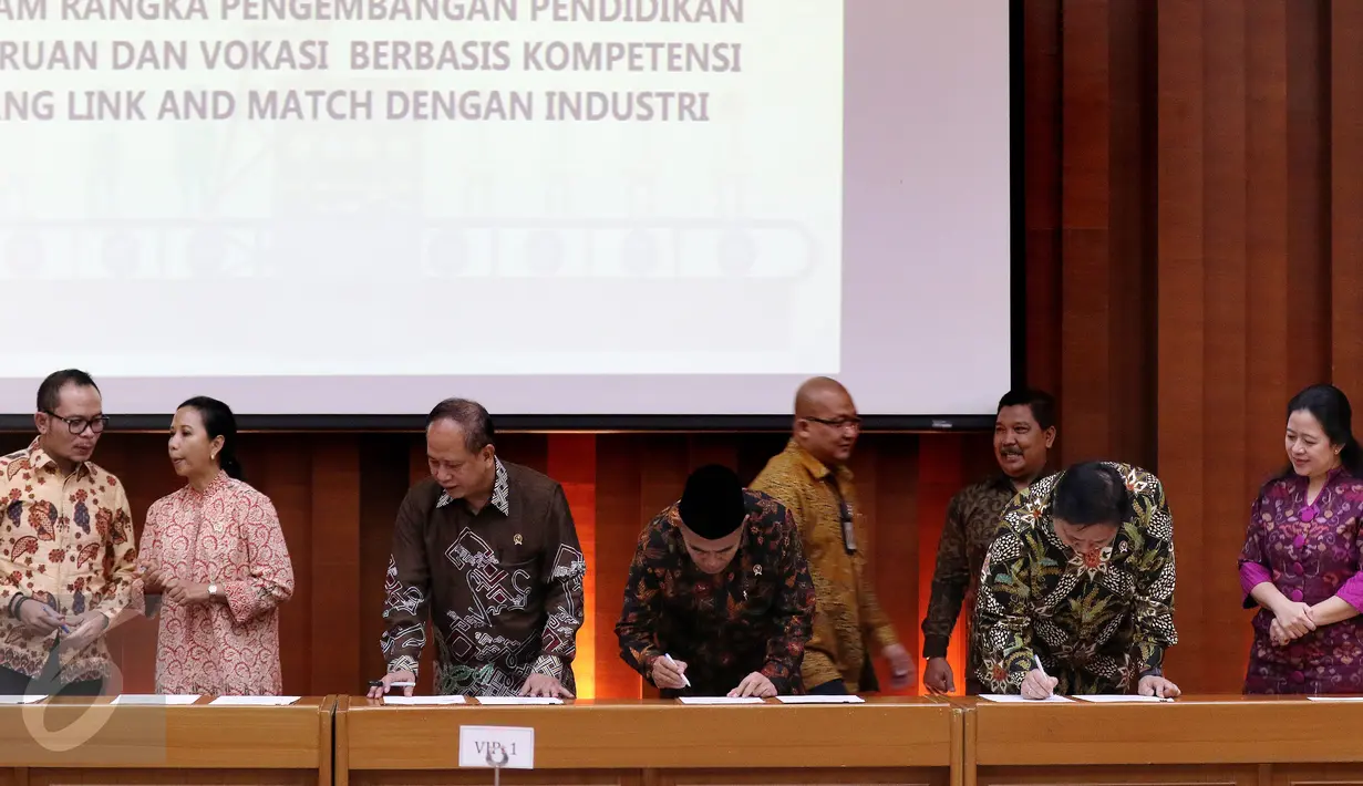 Menko PMK, Puan Maharani menyaksikan penandatanganan Nota Kesepahaman 5 Menteri dan Perjanjian Kerjasama SMK dan Industri di Kementerian Perindustrian, Jakarta, Selasa (29/11). (Liputan6.com/Fery Pradolo)