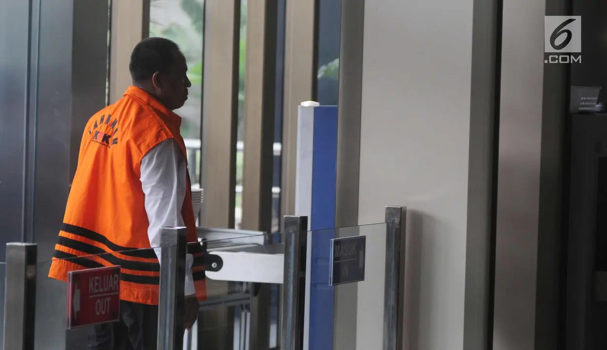 Anggota DPRD Kota Malang Imam Fauzi mengenakan rompi oranye bersiap menjalani pemeriksaan di gedung KPK, Jakarta, Kamis (19/4). Imam diperiksa sebagai tersangka terkait dugaan suap pembahasan APBD-P Pemkot Malang Tahun 2015. (Merdeka.com/Dwi Narwoko)