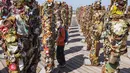 Seorang bocah tampak melihat-lihat patung yang terbuat dari limbah di di Ariel Sharon Park, Rabu (3/4/2014) (AFP Photo/Jack Guez).