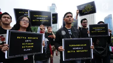 Aktivis Koalisi Masyarakat Sipil Anti Korupsi melakukan aksi Indonesia Berkabung di kawasan Bundaran HI Jakarta, Minggu (1/10). Aksi ini reaksi atas dikabulkannya permohonan praperadilan Setya Novanto. (Liputan6.com/Helmi Fithriansyah)