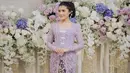 Erina Gudono tampil cantik menawan dibalut kebaya ungu dengan kain batik sebagai bawahan yang serasi. [Foto: Instagram/erinagudono]
