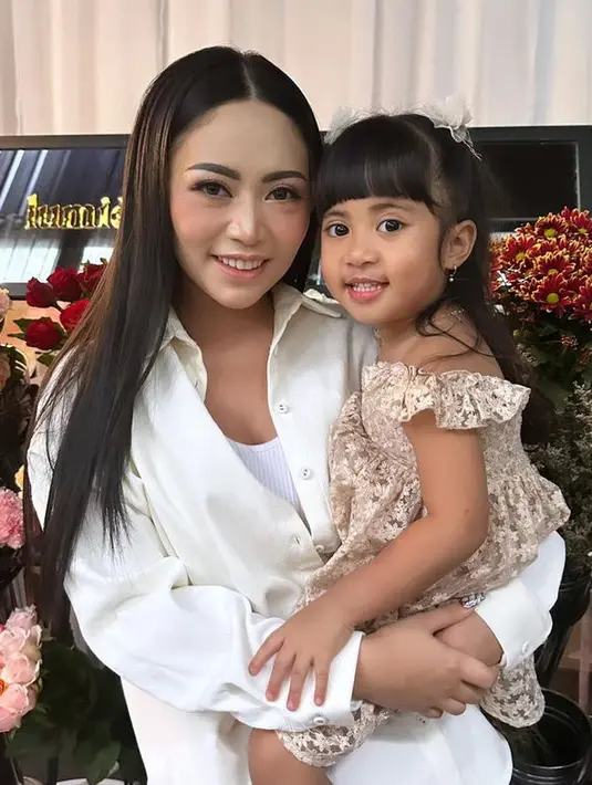 <p>Menurut tidak peduli dengan komentar orang lain, yang paling penting adalah reaksi buah hatinya, Chava. [Foto: instagram.com/rachelvennya]</p>