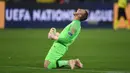 Jasper Cillessen. Kiper Valencia berusia 32 tahun ini sejatinya telah dicoret dan digantikan kiper lain akibat terpapar Covid-19. Namun karena posisinya sebagai kiper utama, ia diberi kelonggaran untuk bergabung di turnamen jika bisa sembuh dalam waktu cepat. (AFP/Patrik Stollarz)