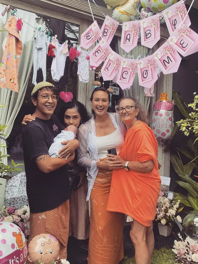 [Fimela] Nadine Chandrawinata dan Dimas Anggara