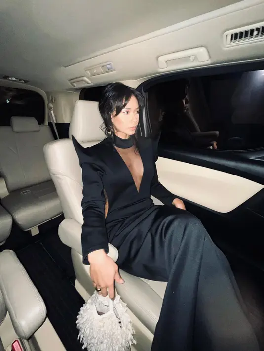 Adinia Wirasti pun tak kalah tampil berani dengan dress panjang v-neck yang rendah. Gaun backless ini memiliki detail bahu runcing yang trendy [@adiniawrst]