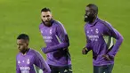 Karim Benzema dari Real Madrid dan Antonio Rudiger melakukan pemanasan saat sesi latihan, di stadion Al Nassr, di Riyadh, Arab Saudi, Selasa (10/1/2023). Real Madrid akan menghadapi Valencia di King Fahd International Stadium pada semifinal Piala Super Spanyol, Kamis, 12 Januari 2023, dini hari WIB. (AP Photo/Hussein Malla)