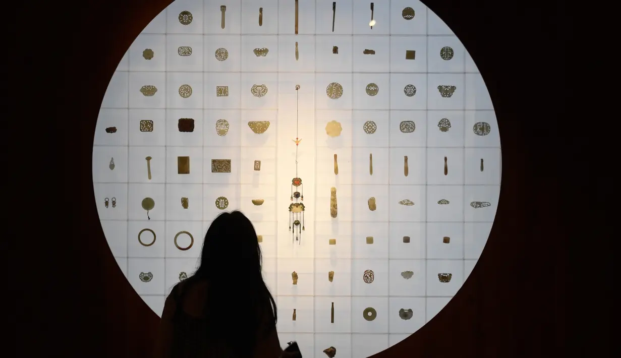 Pengunjung melihat-lihat koleksi museum yang dialihfungsikan dari bekas pembangkit listrik di Kota Ningbo, Provinsi Zhejiang, China, Jumat (12/6/2020). Museum ini dibuka untuk umum mulai 12 Juni 2020. (Xinhua/Huang Zongzhi)