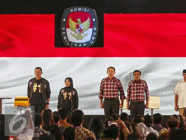 (ki-ka) Cagub DKI Jakarta no 1 Agus Harimurti Yudhoyono-Sylviana, no 2 Basuki T Purnama-Djarot Saiful Hidayat, dan no 3 Anies Baswedan-Sandiaga Uno menyanyikan lagu Indonesia Raya sebelum debat kedua Cagub, Jumat (27/1). (Liputan6.com/Faizal Fanani)