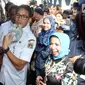 Wagub DKI Jakarta Sandiaga Uno (kiri) dan Deputi Gubernur BI Rosmaya Hadi (kanan) mengunjungi pelayanan penukaran uang di Monas, Jakarta, Rabu (23/5). Hal ini upaya BI untuk memenuhi kebutuhan uang pecahan jelang Idul Fitri. (Liputan6.com/Arya Manggala)