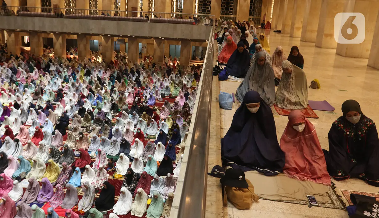 Umat Islam melaksanakan Sholat Tarawih pertama di Masjid Istiqlal Jakarta, Sabtu (2/4/2022). Sebagian besar umat muslim di Indonesia mulai melaksanakan Sholat Tarawih dan akan melaksanakan puasa Ramadhan 1443 Hijriah pada 2 April 2022. (Liputan6.com/Herman Zakharia)