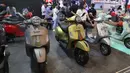 Pengunjung mengamati motor listrik yang dipamerkan pada ajang pameran otomotif Gaikindo Indonesia International Auto Show (GIIAS) 2022 di ICE BSD, Tangerang, Banten, Kamis (10/8/2023). (Liputan6.com/Angga Yuniar)