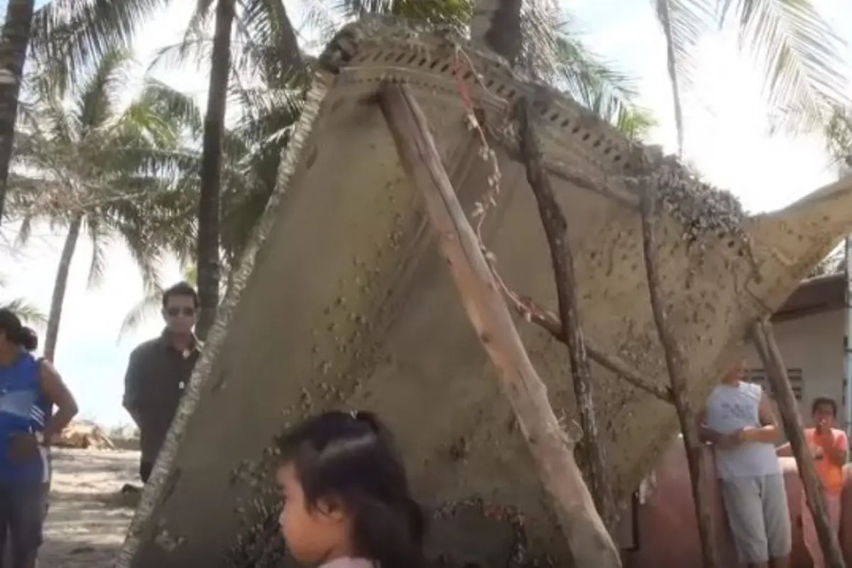 Lempengan Misterius di Thailand yang Diduga MH370 Ternyata...