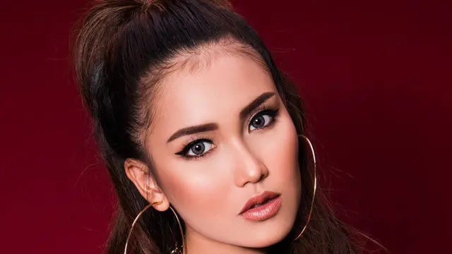 [Bintang] Nggak Dangdut Banget, Gaya Ayu Ting Ting Pakai Jeans Andalan