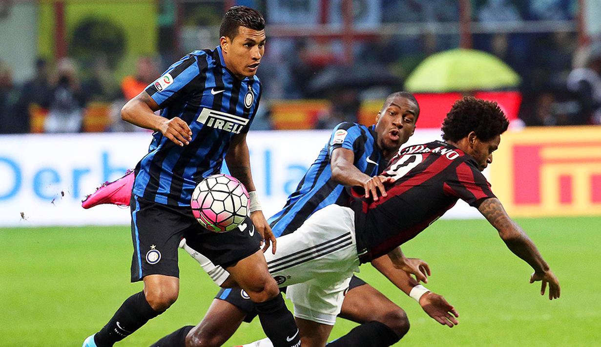 Bek Internazionale, Jeison Murillo merebut bola dari penyerang AC Milan, Luiz Adriano pada laga Serie A di Stadion San Siro, Italia, Minggu (13/9/2015). Internazionale berhasil menang 1-0. (EPA/Matteo Bazzi)