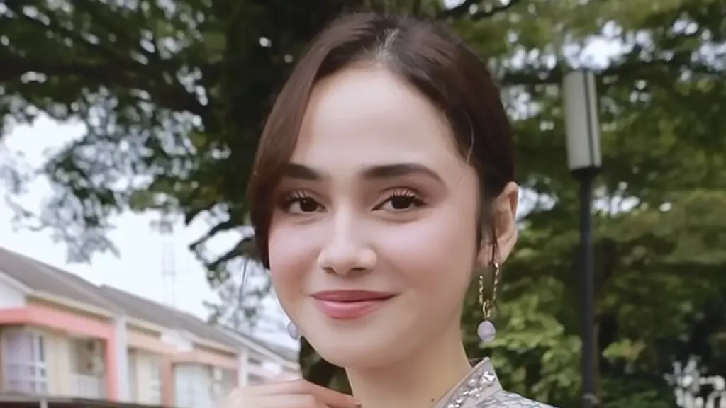 Syifa Hadju Tampil dengan Busana Muslim Brand Lokal. [@javina_official]