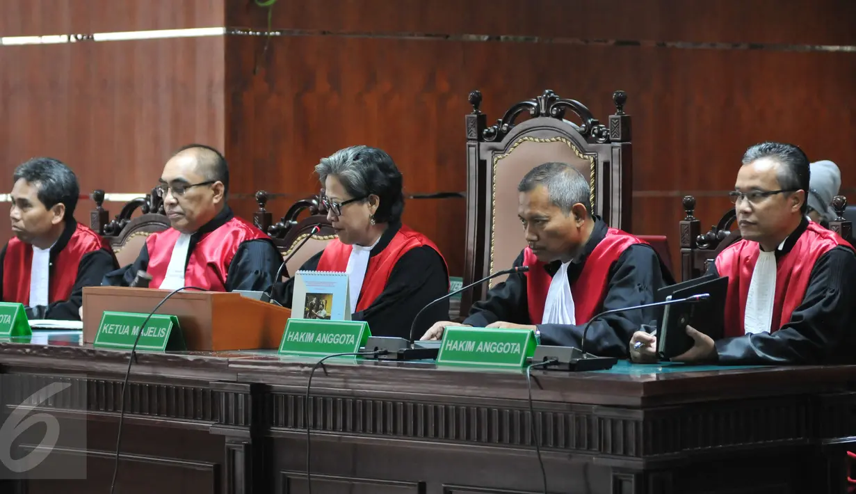 Majelis Hakim memutuskan untuk menunda pembacaan putusan terdakwa korupsi Udar Pristono di Pengadilan Tipikor, Jakarta, Senin (21/9/2015). Penundaan pembacaan putusan dilakukan lantaran Udar menjalani operasi. (Liputan6.com/Andrian M Tunay)
