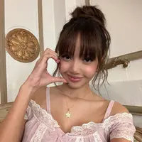 Setelah menjadi pusat perhatian di acara Louis Vuitton selama Paris Fashion Week, Lisa Blackpink kembali menghibur penggemar dengan momen fesyen yang luar biasa. [@lalalalisa_m].