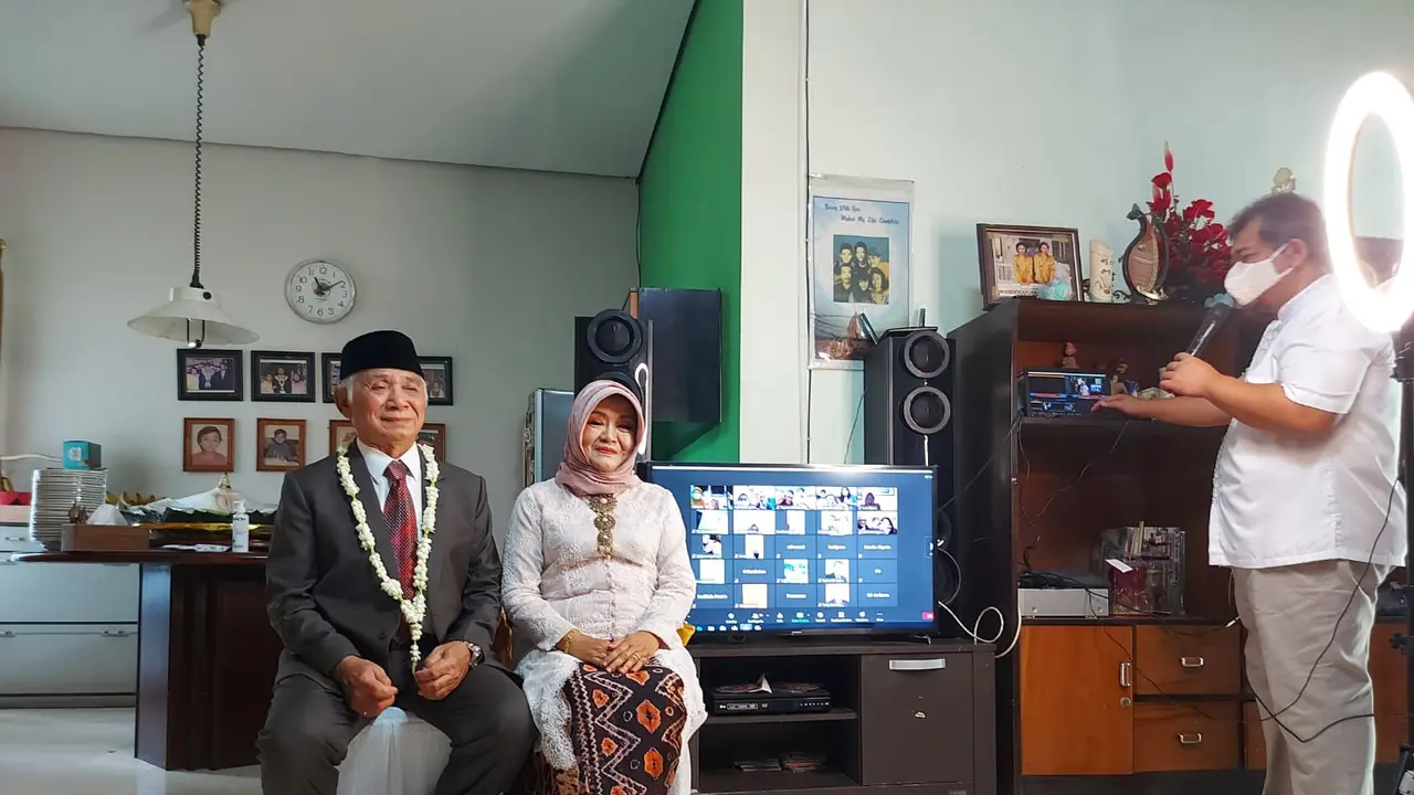 Pernikahan lansia di Malang disiarkan live via Zoom