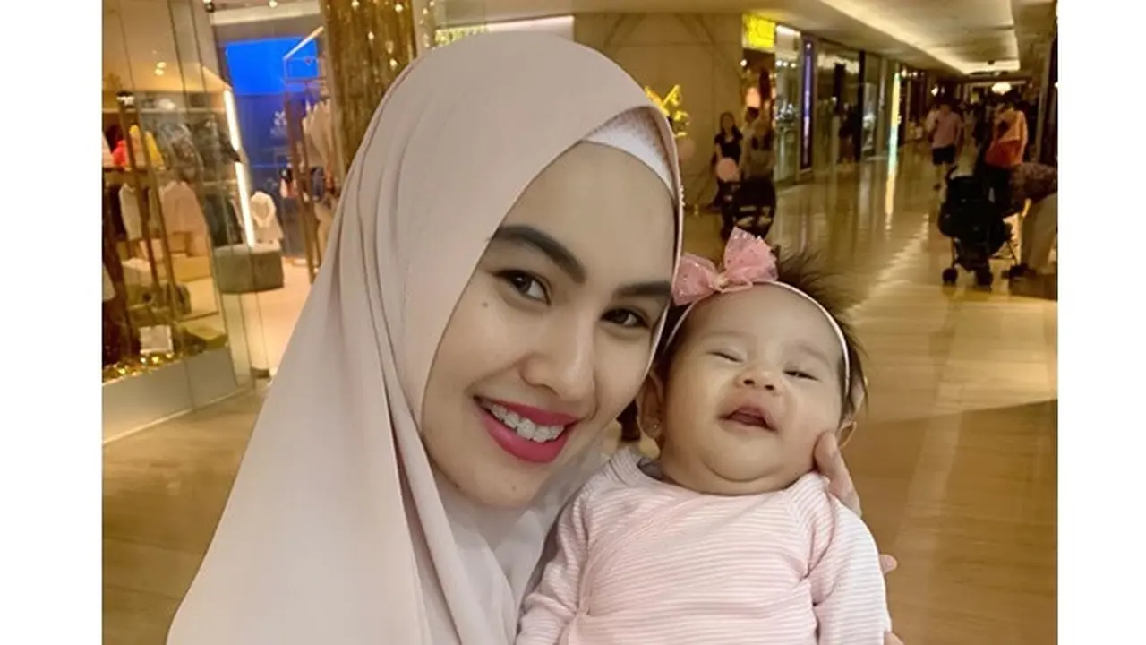 Ajak Bayinya Umrah, Ini 5 Momen Kartika Putri Asuh Buah Hati