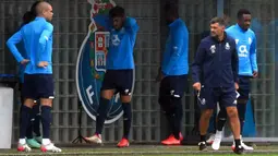 Pelatih FC Porto Sergio Conceicao (kanan) mengambil bagian dalam sesi latihan jelang menghadapi AC Milan pada pertandingan Grup B Liga Champions di FC Porto's Olival, Vila Nova de Gaia, Portugal, 2 November 2021. Porto akan melawan AC Milan pada 4 November 2021. (FERNANDO VELUDO/AFP)