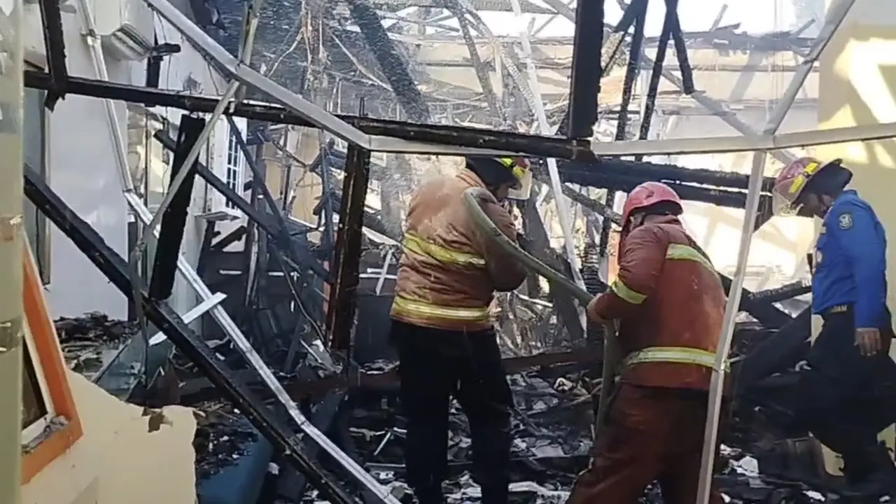 Proses pemadam api di KCP BNI Bandar Lampung yang ludes terbakar.  Foto : (Istimewa).
