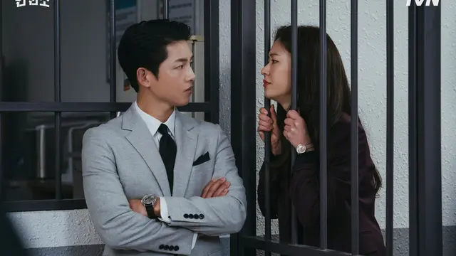 Song Joong Ki dan Jeon Yeo Been dalam Vincenzo. (tvN via Soompi)