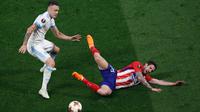 Pemain Atletico Madrid Sime Vrsaljko terjatuh saat berebut bola dengan pemain Marseille Lucas Ocampos saat pertandingan final Liga Europa di Stade de Lyon, Prancis (16/5). Atletico Madrid menang 3-0 atas Marseille.  (AP Photo / Christophe Ena)
