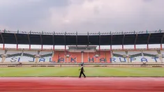 Seorang pekerja terlihat berjalan di Stadion Si Jalak Harupat, Kecamatan Kutawaringin, Kecamatan Bandung, Jawa Barat yang tengah dipersiapkan untuk salah satu venue Piala Dunia U-17 2023 pada Sabtu (21/10/2023). Stadion SJH akan menjadi kandang untuk Grup D, Grup F, dan dua laga babak 16 besar. (Bola.com/Bagaskara Lazuardi)