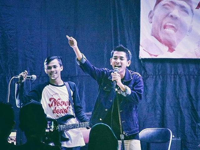 Jadi Vokalis Band Ini 6 Penampilan Angga Putra Anak Langit Di Atas Panggung Hot Liputan6 Com